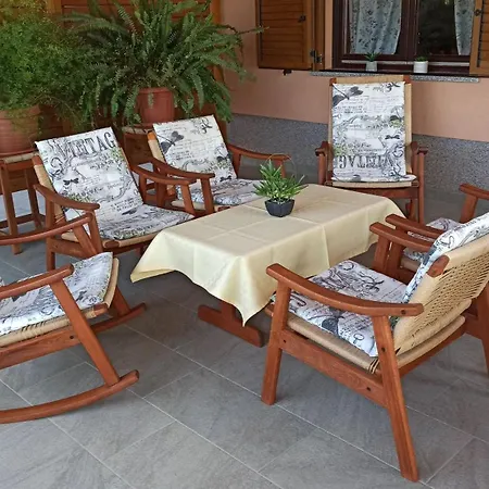 Neue In Loborika Mit Grosser Terrasse アパート