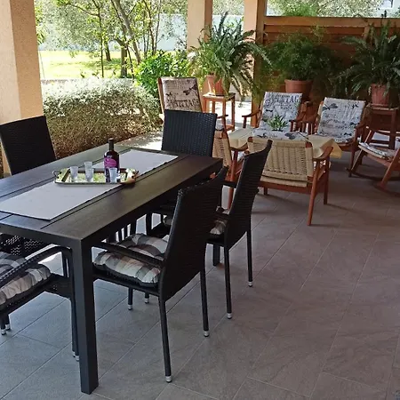 Neue In Loborika Mit Grosser Terrasse Пула