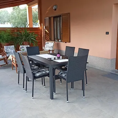 Neue In Loborika Mit Grosser Terrasse