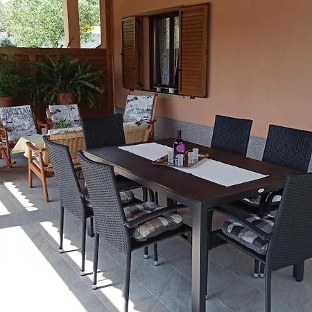 Neue In Loborika Mit Grosser Terrasse Пула