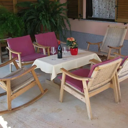 Neue In Loborika Mit Grosser Terrasse بولا