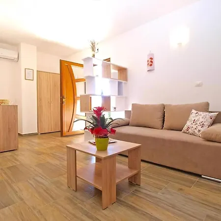 Neue In Loborika Mit Grosser Terrasse * بولا