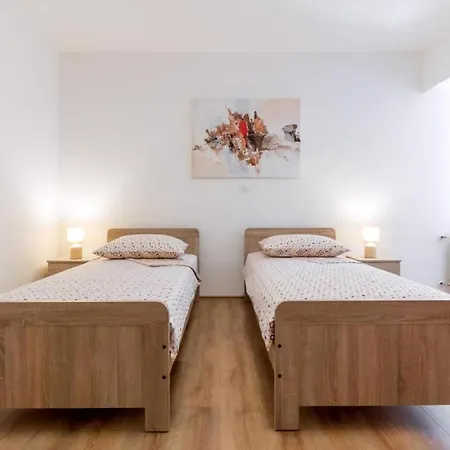 Apartment Neue In Loborika Mit Grosser Terrasse